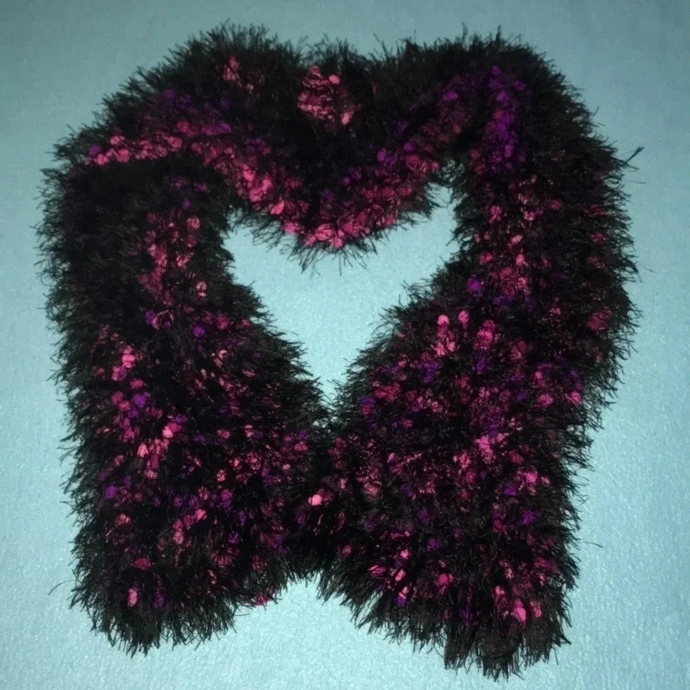 SCARF crocheted handmade with love
Black fuzzy hot pink tiny pom Pom size OS